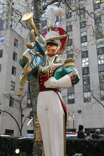 Dřevěná hračka voják trubač Vánoční dekorace v Rockefellerově centru v Midtownu na Manhattanu v — Stock fotografie