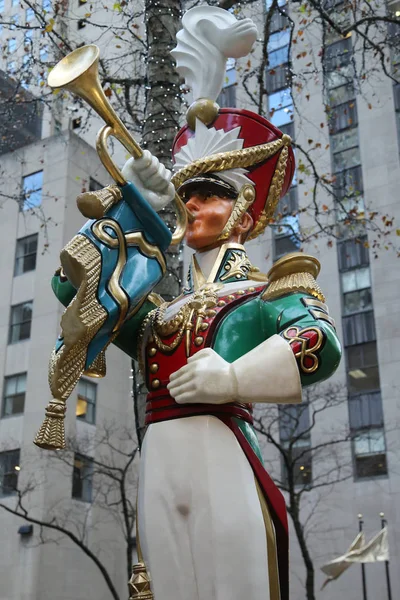 Dřevěná hračka voják trubač Vánoční dekorace v Rockefellerově centru v Midtownu na Manhattanu v — Stock fotografie