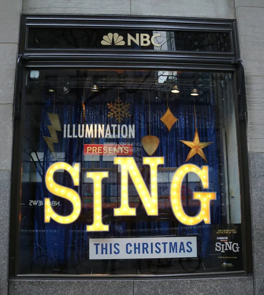 Expositor de escaparates NBC Experience Store decorado con promoción de cine Sing por Illumination Entertainment en Rockefeller Center — Foto de Stock