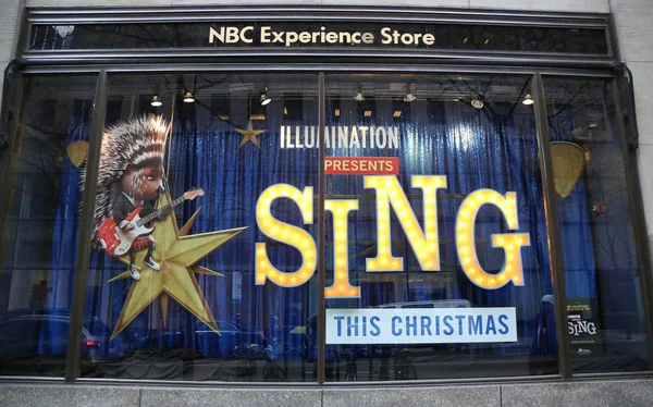 Expositor de escaparates NBC Experience Store decorado con promoción de cine Sing por Illumination Entertainment en Rockefeller Center — Foto de Stock