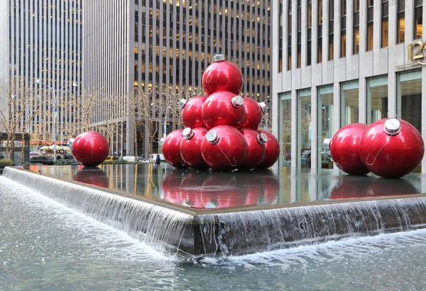 Рождественские украшения в центре Манхэттена возле Рокфеллер-центра — стоковое фото