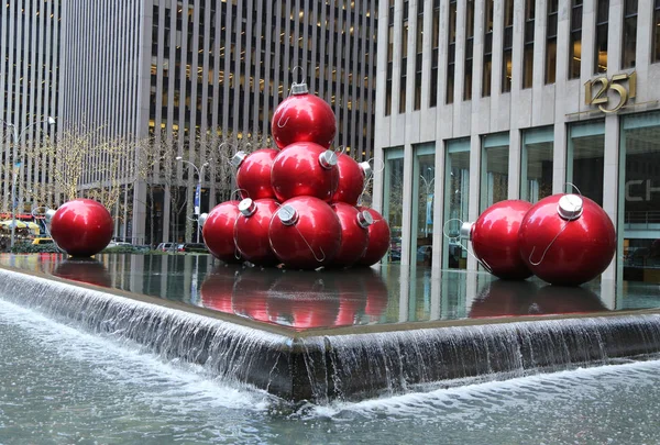 Decorazioni natalizie a Midtown Manhattan vicino al Rockefeller Center — Foto Stock