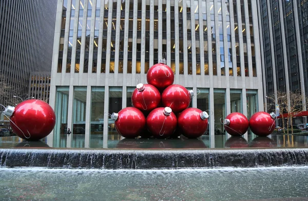 Рождественские украшения в центре Манхэттена возле Рокфеллер-центра — стоковое фото