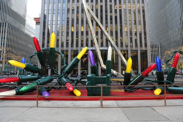 Luci di Natale giganti come decorazioni natalizie a Midtown Manhattan vicino al punto di riferimento di New York Radio City Music Hall — Foto Stock