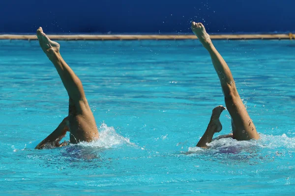 Dueto de natação sincronizado durante a competição — Fotografia de Stock
