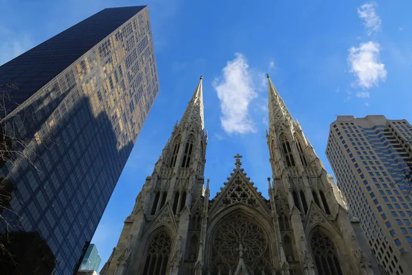 New York - 15 December 2016: St. Patrick's Cathedral i New York City — Stockfoto