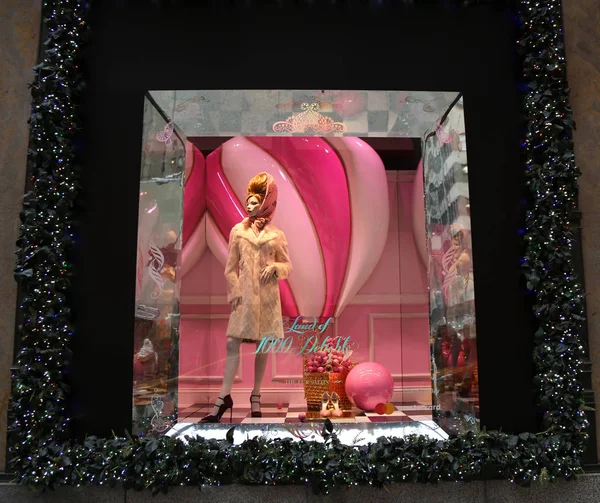 Holidays window display at Sacks Fifth Avenue titled "Land of 1000 Delights" in Manhattan — Stock Photo, Image