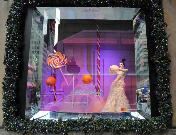 Holidays window display at Sacks Fifth Avenue titled "Land of 1000 Delights" in Manhattan — Stock Photo, Image
