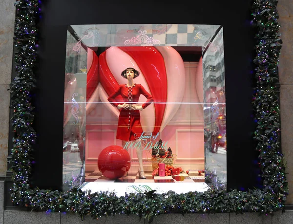 Holidays window display at Sacks Fifth Avenue titled "Land of 1000 Delights" in Manhattan — Stock Photo, Image