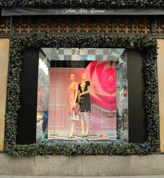 Expositor de ventana de vacaciones en Sacks Fifth Avenue titulado "Tierra de 1000 Delicias" en Manhattan —  Fotos de Stock