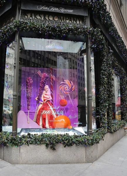 Holidays window display at Sacks Fifth Avenue titled "Land of 1000 Delights" in Manhattan — Stock Photo, Image