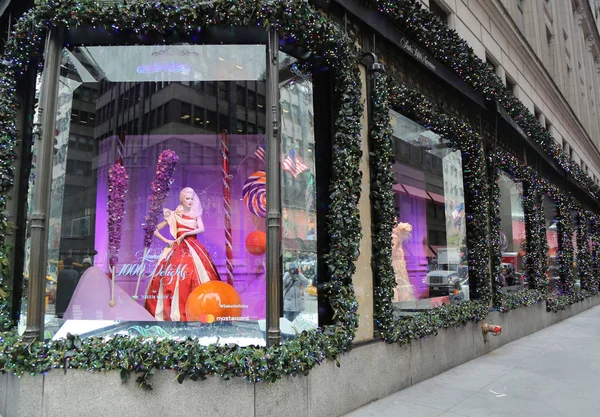 Expositor de ventana de vacaciones en Sacks Fifth Avenue titulado "Tierra de 1000 Delicias" en Manhattan —  Fotos de Stock