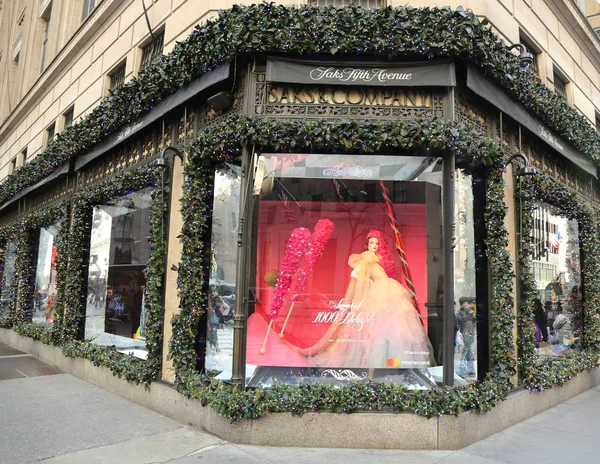 'Land of 1000 sevindirdi"Manhattan'başlıklı çuval Fifth Avenue tatilleri penceresini görüntülemek — Stok fotoğraf