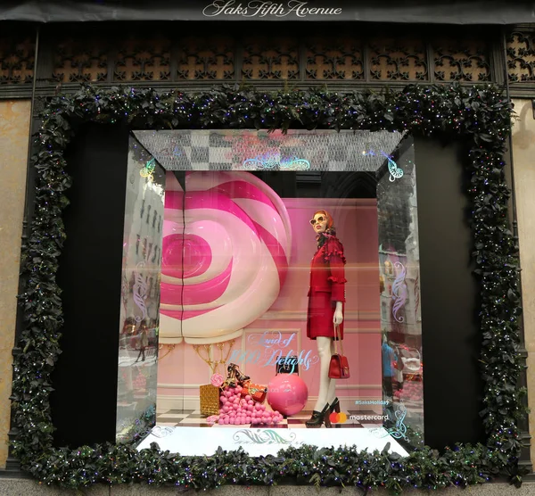 Expositor de ventana de vacaciones en Sacks Fifth Avenue titulado "Tierra de 1000 Delicias" en Manhattan —  Fotos de Stock