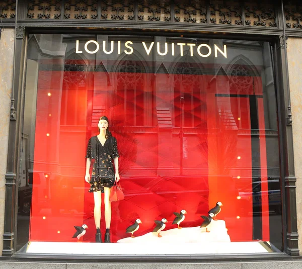 Louis Vuitton vakantie etalage op zakken Fifth Avenue luxe warenhuis in Manhattan — Stockfoto