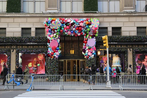 Sacchi Fifth Avenue lusso grande magazzino Vacanze decorazione dal titolo 'Terra di 1000 Delizie' a Manhattan — Foto Stock