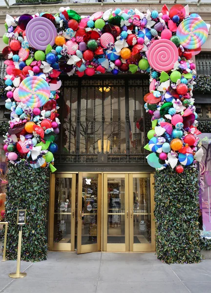 Sacks Quinta Avenida loja de departamento de luxo Férias decoração intitulada 'Terra de 1000 Delícias' em Manhattan — Fotografia de Stock