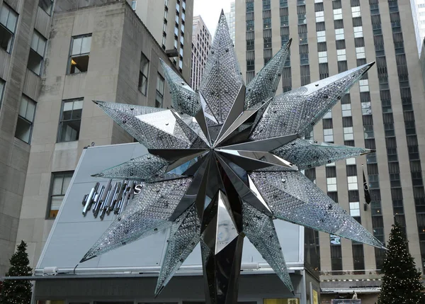 Swarovski Crystal Boutique with Swarovsky Crystal Star at Rockefeller Center in Manhattan — Stock Photo, Image