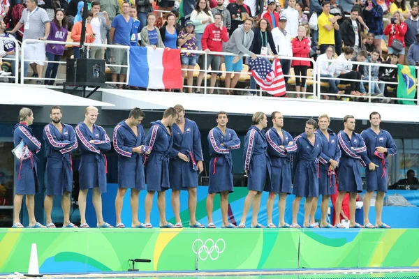 Water Polo Team Usa före Rio 2016 olympiska mäns preliminära omgången match mot Team Frankrike på Maria Lenk Aquatic Center — Stockfoto