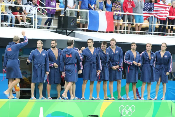 Water Polo Team Usa före Rio 2016 olympiska mäns preliminära omgången match mot Team Frankrike på Maria Lenk Aquatic Center — Stockfoto