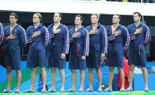 Equipe de Pólo Aquático EUA durante o Hino Nacional antes das Olimpíadas Rio 2016 Jogo preliminar da Rodada Masculina contra a Equipe França no Centro Aquático Maria Lenk — Fotografia de Stock