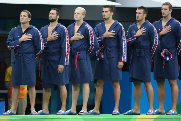 Water Polo Team USA durante el Himno Nacional antes de Río 2016 Juegos Olímpicos Masculino Ronda Preliminar partido contra el Equipo Francia en el Maria Lenk Aquatic Center — Foto de Stock