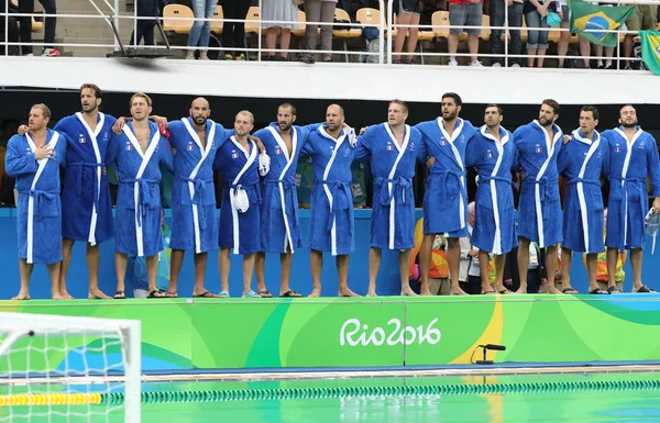 Water Polo Team France durante el Himno Nacional antes de Río 2016 Juegos Olímpicos Masculino Ronda Preliminar partido contra el Equipo USA — Foto de Stock