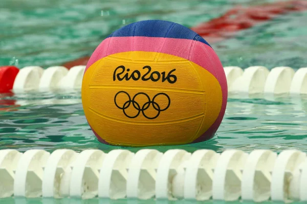 Bola de waterpolo Rio 2016 en el Maria Lenk Aquatic Center de Río de Janeiro — Foto de Stock