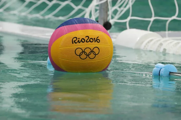 Bola de jogo de polo aquático Rio 2016 no Centro Aquático Maria Lenk, no Rio de Janeiro — Fotografia de Stock
