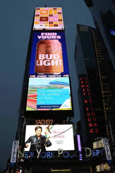 Times Square πινακίδες νέον το βράδυ στο Μανχάταν — Φωτογραφία Αρχείου
