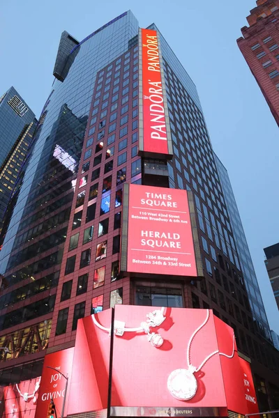 Times Square Neon ayetlerine Manhattan geceleri — Stok fotoğraf