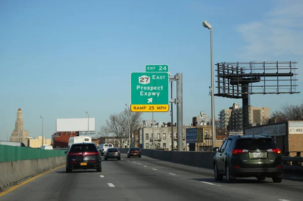 Brooklyn-Queens Expressway in Brooklyn — Stock Photo, Image