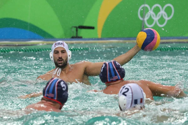 Water Polo Team France (in bianco) gareggia nella partita di pallanuoto maschile tra Stati Uniti e Francia — Foto Stock