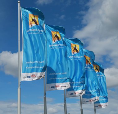  Rüzgarda sallayarak Avustralya Açık logolu bayraklar