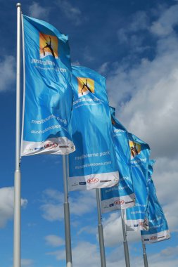  Rüzgarda sallayarak Avustralya Açık logolu bayraklar