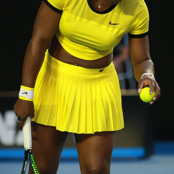 Двадцать один раз чемпионка Большого шлема Серена Уильямс носила униформу Nike во время финального матча на Australian Open 2016 — стоковое фото