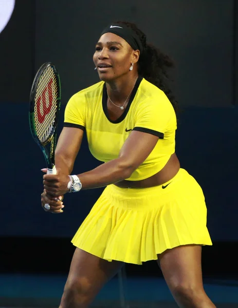 Veintiún veces campeona de Grand Slam Serena Williams en acción durante su último partido en el Abierto de Australia 2016 — Foto de Stock