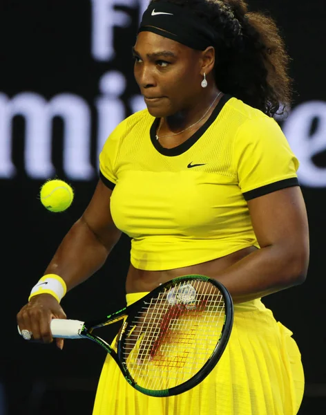 Veintiún veces campeona de Grand Slam Serena Williams en acción durante su último partido en el Abierto de Australia 2016 — Foto de Stock