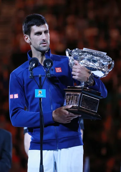 Grand Slam mistrz Novak Djokovic Serbii z Australian Open trofeum podczas prezentacji trofeum po zwycięstwo w Australian Open 2016 — Zdjęcie stockowe