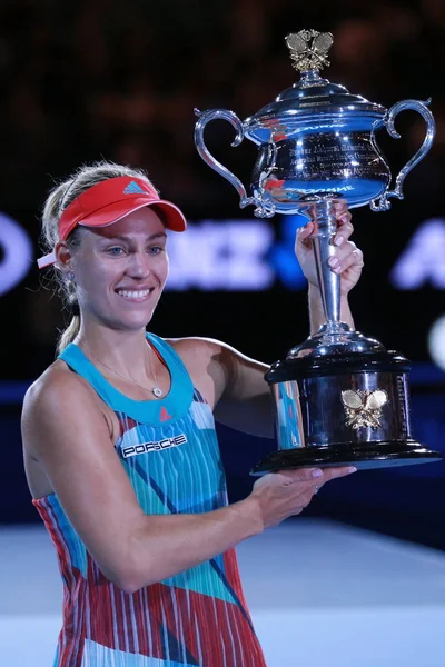 Grand Slam mästare Angelique Kerber av Tyskland med Australian Open trophy under trophy presentation efter segern vid Australian Open 2016 — Stockfoto