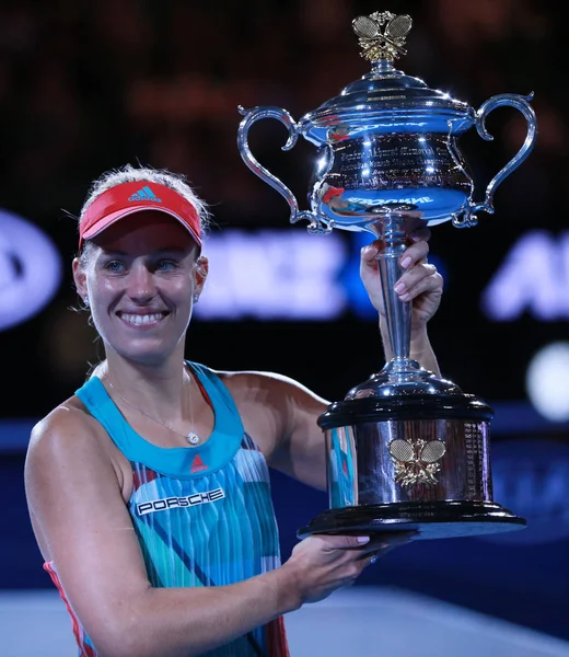 Grand-Slam-Siegerin Angelique Kerber aus Deutschland mit der Australian Open Trophäe bei der Trophäenübergabe nach ihrem Sieg bei den Australian Open 2016 — Stockfoto