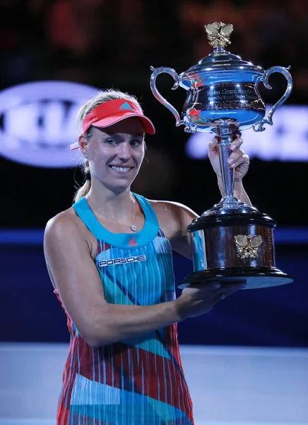 Campeã do Grand Slam Angelique Kerber da Alemanha com troféu Australian Open durante a apresentação do troféu após a vitória no Australian Open 2016 — Fotografia de Stock