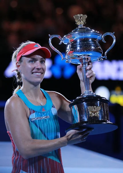 Angelique Kerber, championne du Grand Chelem d'Allemagne, remporte le trophée Australian Open lors de la remise des trophées après la victoire à l'Australian Open 2016 — Photo