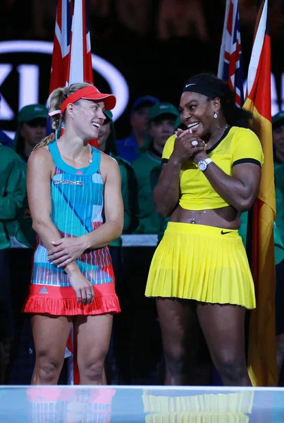 Чемпионка Большого шлема Анжелика Кербер из Германии (L) и финалистка Australian Open 2016 Серена Уильямс во время презентации трофея — стоковое фото