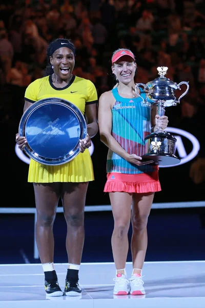 Australian Open 2016 finalist Serena Williams (L) and Grand Slam champion Angelique Kerber of Germany during trophy presentation — Stock Photo, Image