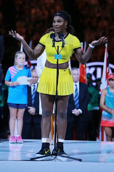 Finalista do Australian Open 2016 Serena Williams dos Estados Unidos durante a apresentação do troféu após sua última partida no Melbourne Park — Fotografia de Stock