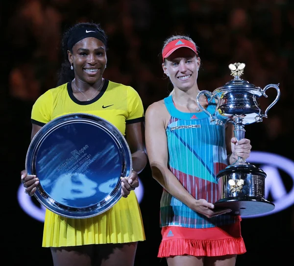 Australiska öppna 2016 finalist Serena Williams (L) och Grand Slam mästare Angelique Kerber av Tyskland under trophy presentation — Stockfoto