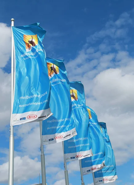 Vlaggen met Australian Open logo wuiven in de wind — Stockfoto