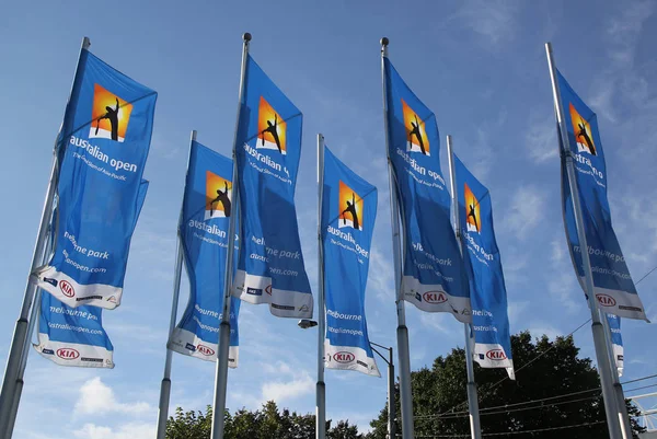 Banderas con logo Australian Open ondeando al viento — Foto de Stock