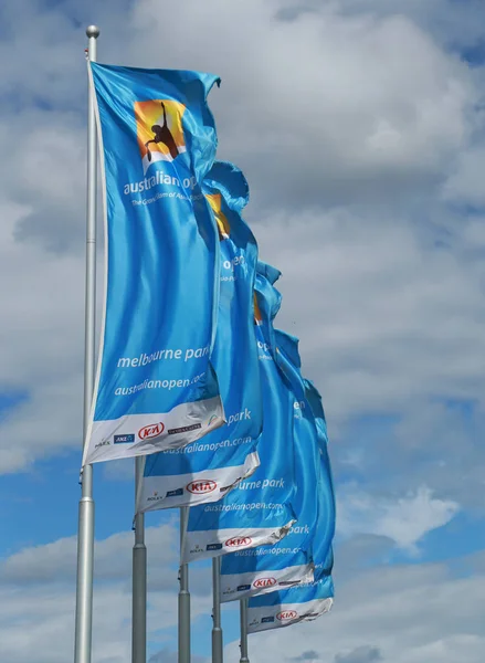 Bandeiras com logotipo Aberto da Austrália acenando ao vento — Fotografia de Stock